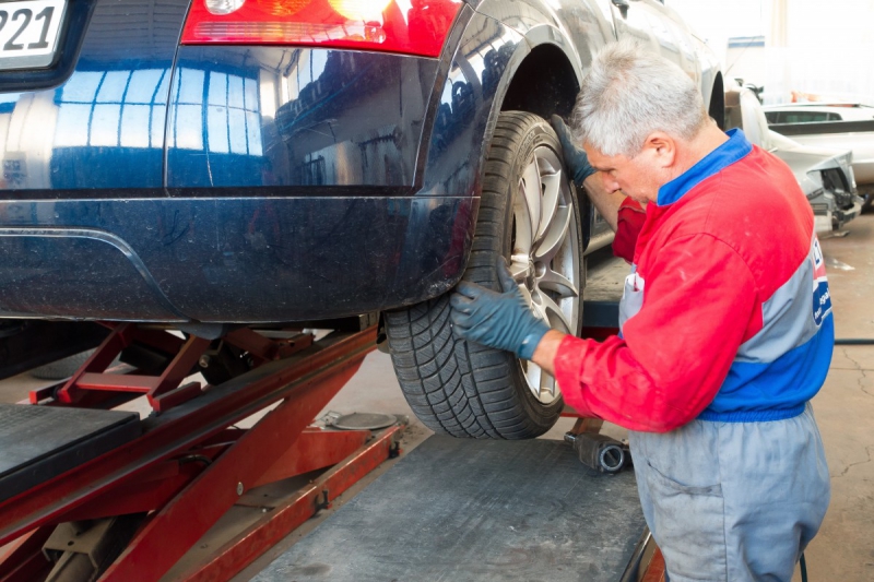 ecommerce-LA ROQUETTE SUR VAR-min_auto_repair_repair_lift_auto_mechanic_work_clothes_master_professional_man_of_the_fold-685629