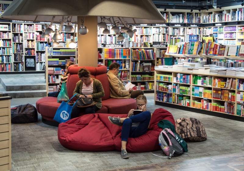 ecommerce-LA ROQUETTE SUR VAR-min_books_bookstore_book_reader_readers_reading_shop_sale_books-849006