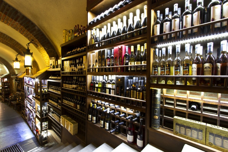 ecommerce-LA ROQUETTE SUR VAR-min_world_street_travel_shop_canon_georgia_wine_bottles-429767